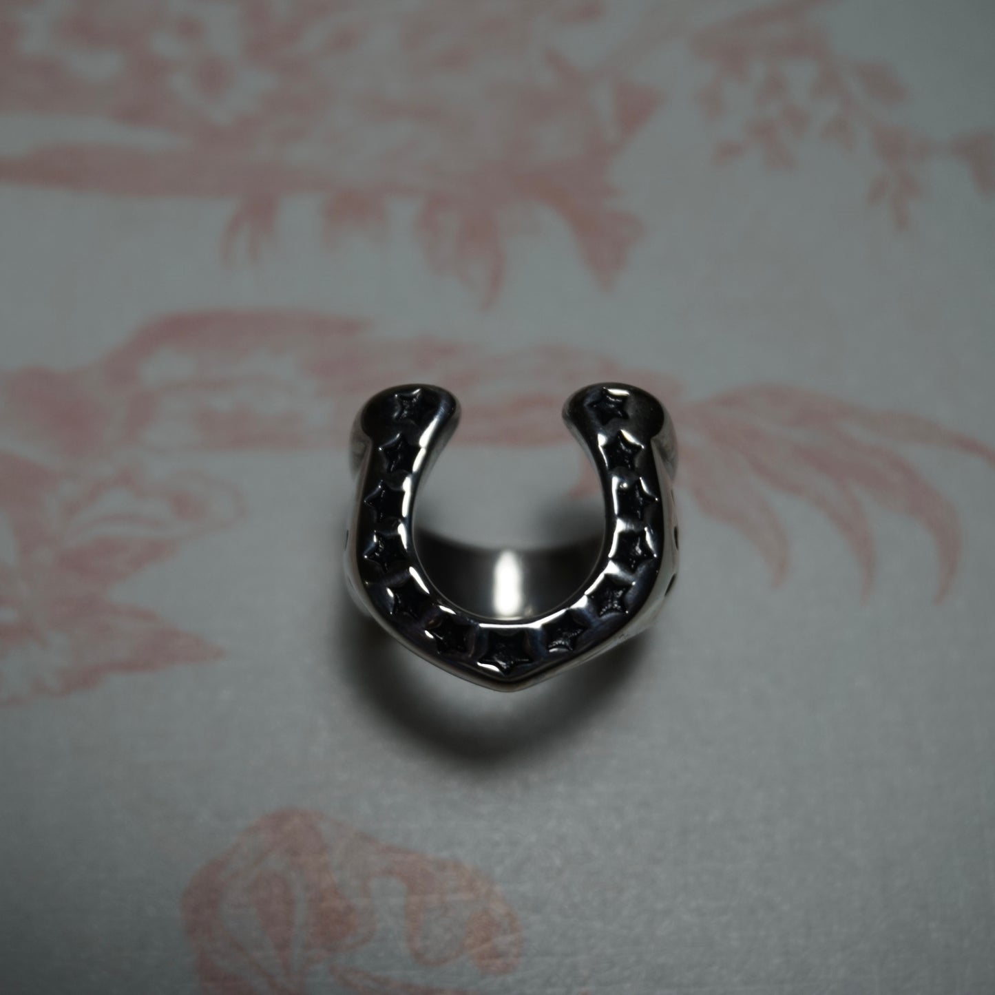 tm HORSESHOE ring