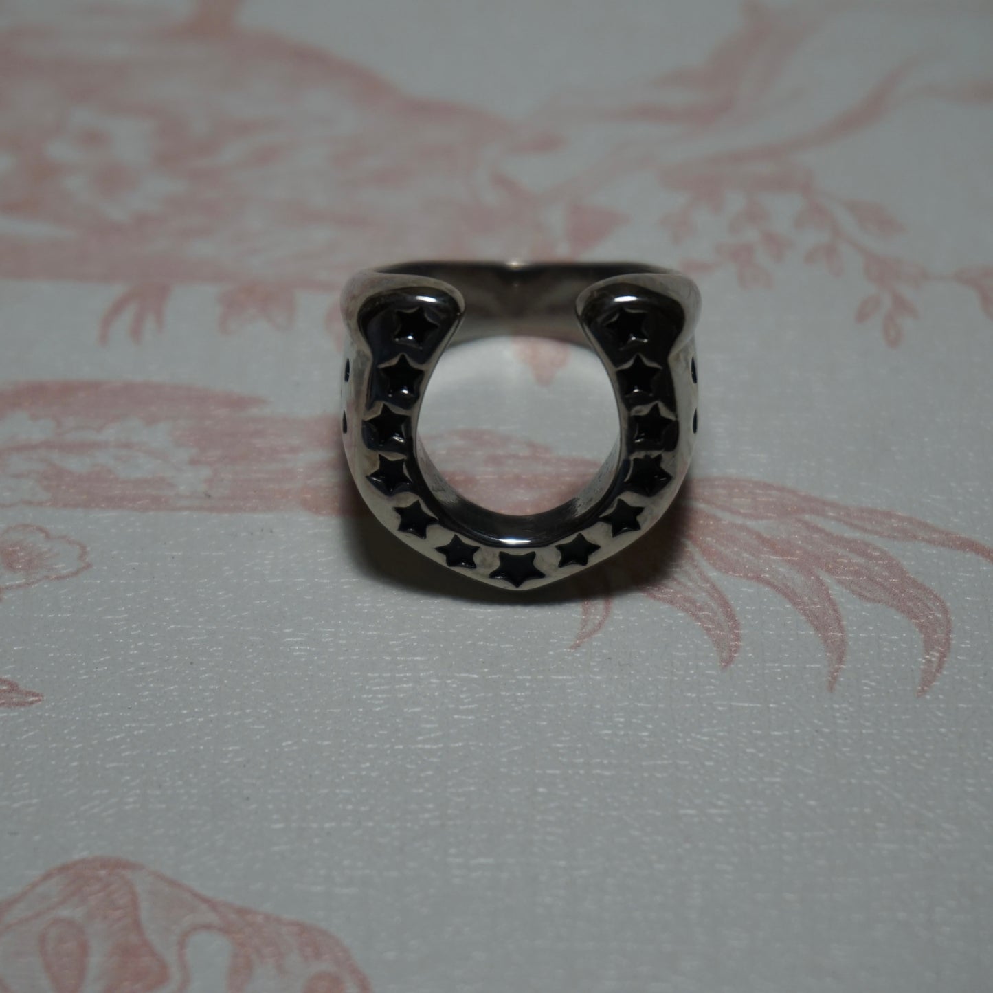 tm HORSESHOE ring